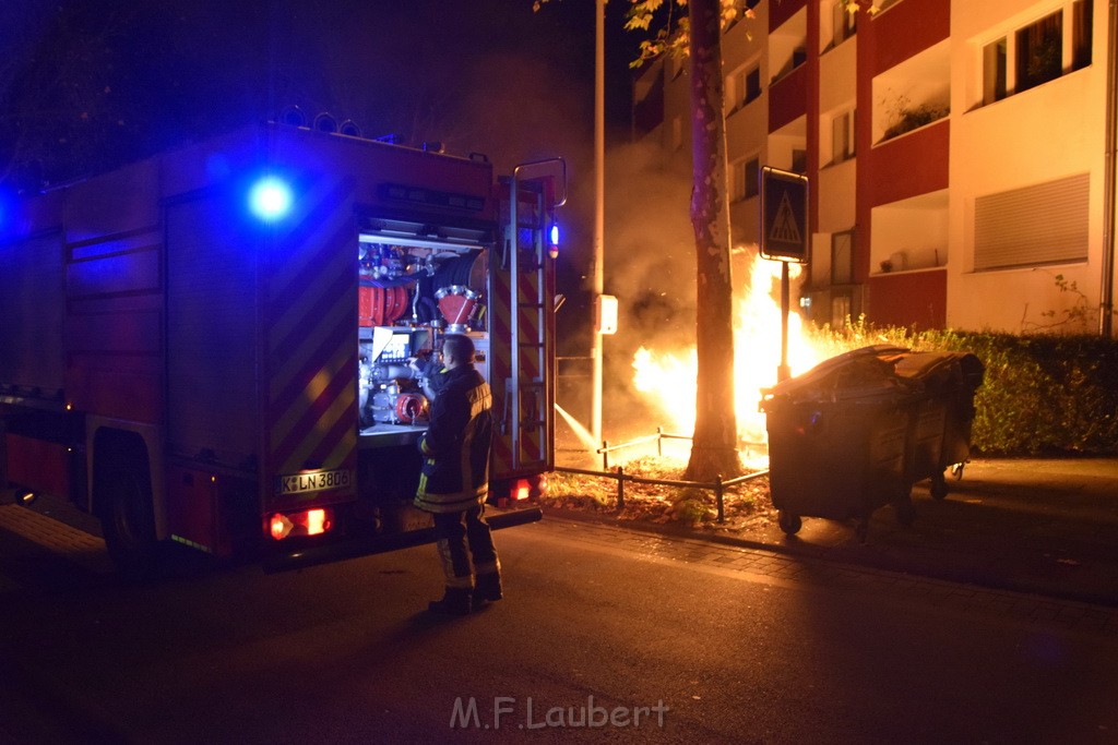 Mehrere Muell Sperrmuellbraende Köln Vingst Ansbacherstr P52.JPG - Miklos Laubert